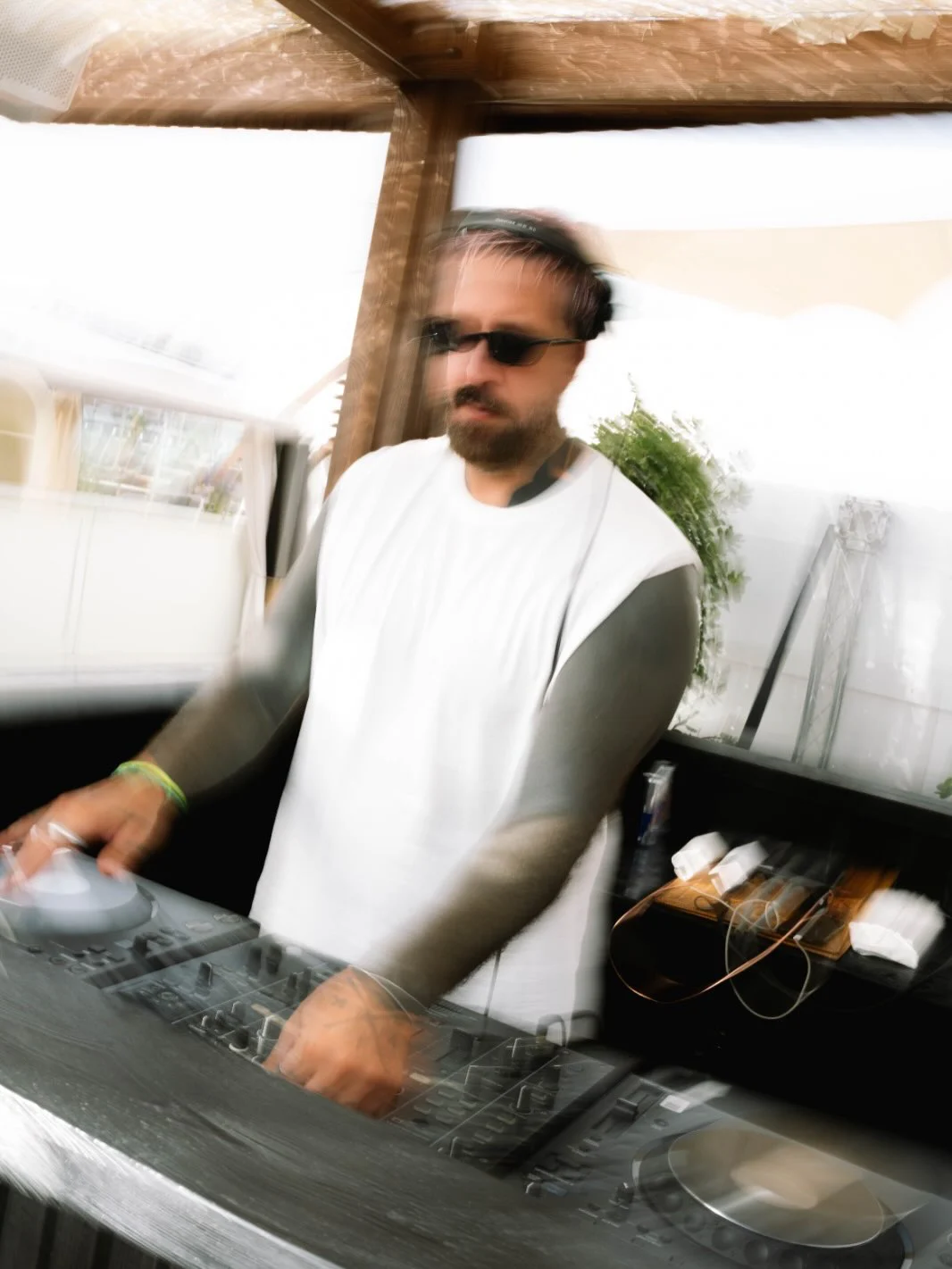 VIK–T actuando como DJ en Mallorca, fotografía en movimiento