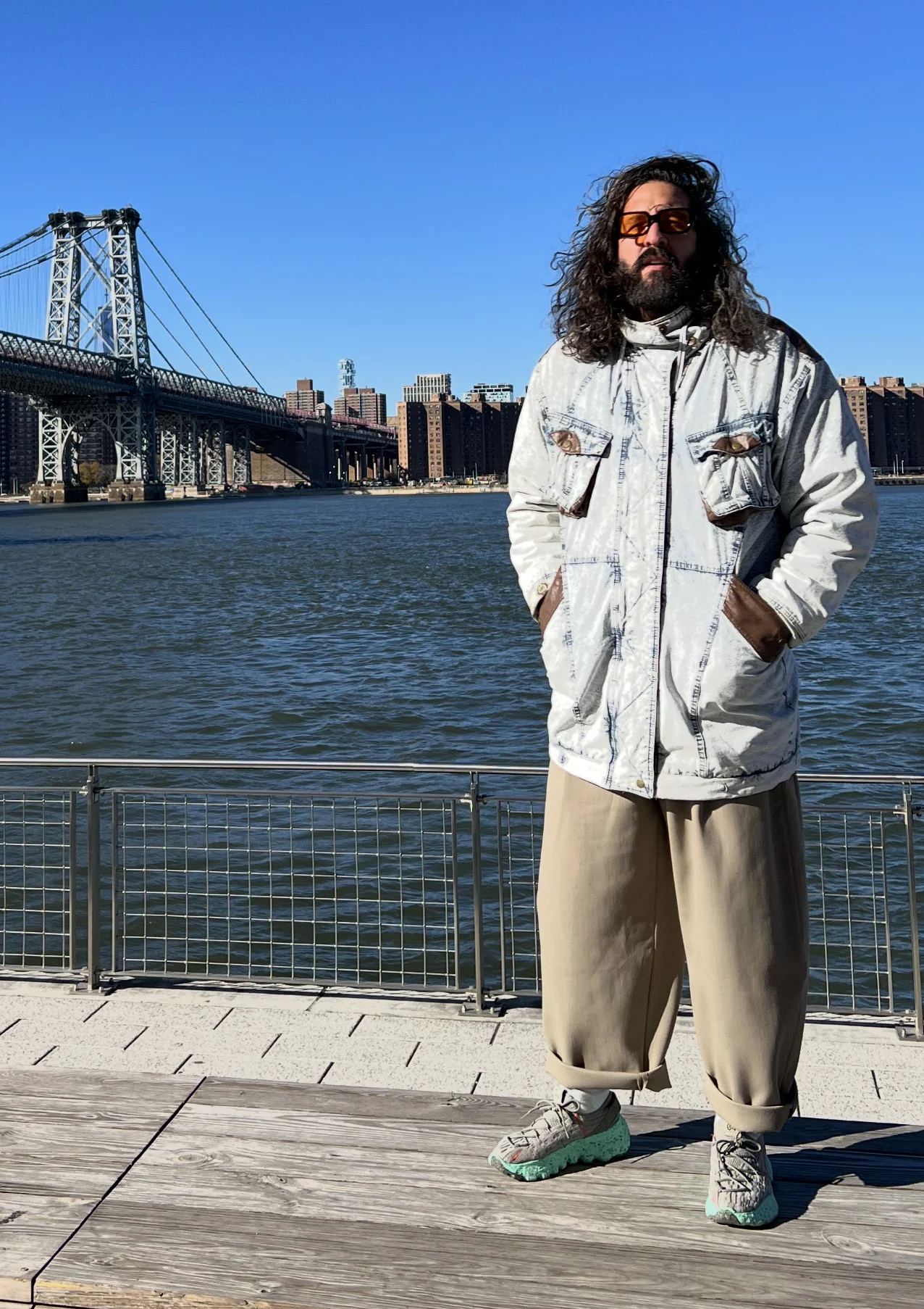 VIK.T junto al East River y el puente de Williamsburg